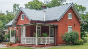 what color better suits the roof of a red brick house